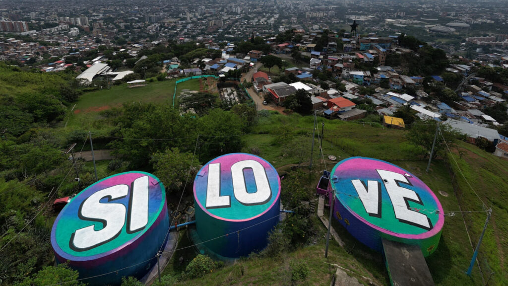 artistas de la comuna 20 dieron colorido en forma de murales