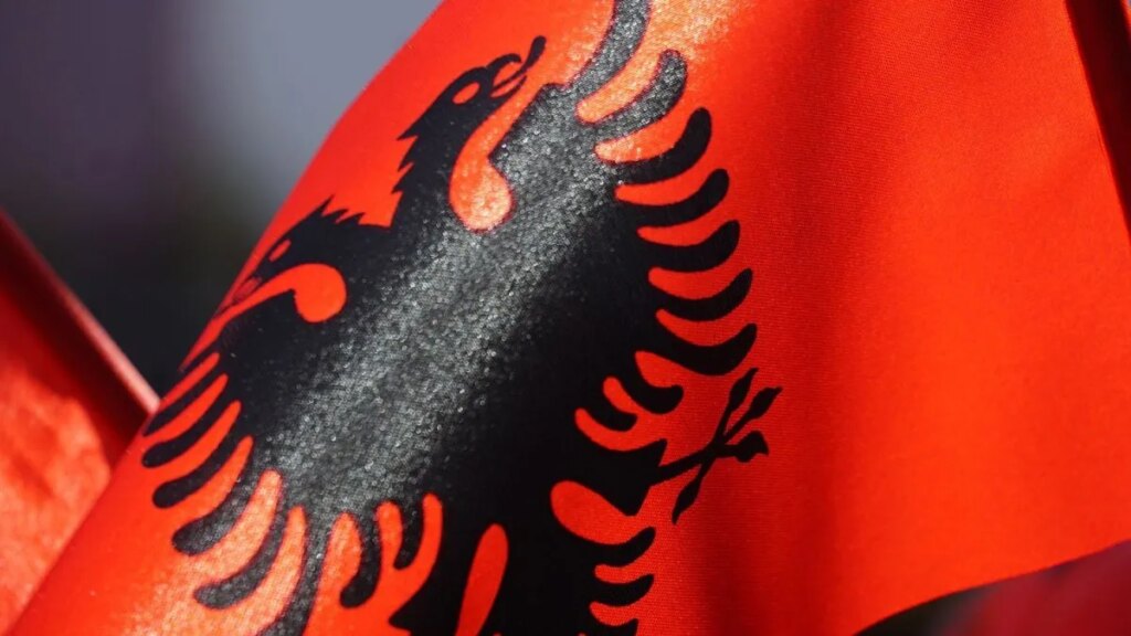 cómo la bandera de Albania se convirtió en símbolo de resistencia
