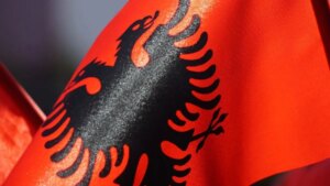 cómo la bandera de Albania se convirtió en símbolo de resistencia