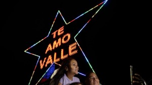 con mensajes de esperanza se encendieron las luches de La Estrella de Siloé, espacio que busca consolidarse como referente turístico