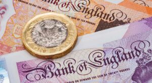 el Banco de Inglaterra no toca los tipos de interés y los mantiene en el 4% pese al pequeño alivio en la inflación
