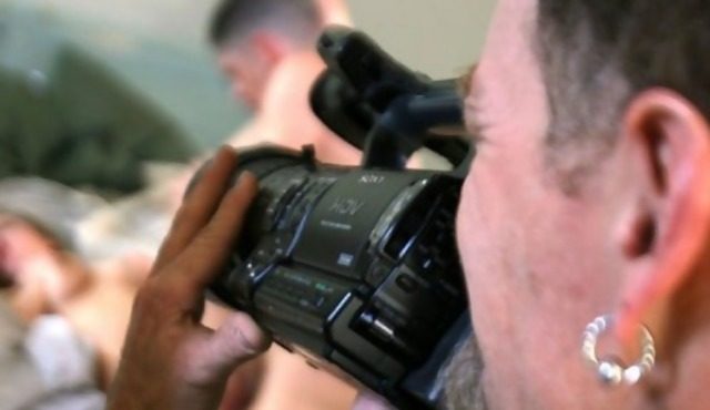 él graba, ella actúa y luego reparten las ganancias