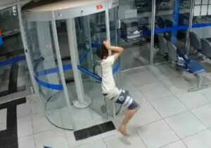 el ladrón quedó atrapado en la puerta giratoria (VIDEO)