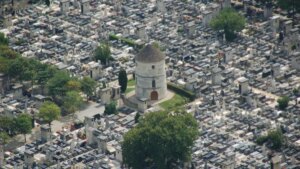 el premio serán tumbas de sus cementerios más famosos