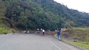 grupos ilegales dinamitaron la vía que conduce de Medellín hasta la costa Atlántica; carretera queda fuera de servicio