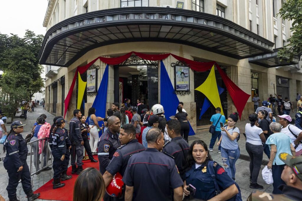 Colas en un cine de Caracas para ver el estreno de la serie 'Nicolás' alusiva al presidente de Venezuela, Nicolás Maduro, el pasado 21 de noviembre.