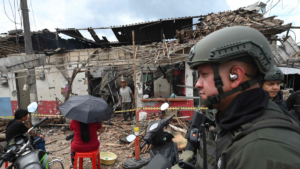 reportan que el ataque en Mondomo (Cauca) dejó cuatro soldados y dos abuelos heridos; se les habrían venido encima los escombros de una casa