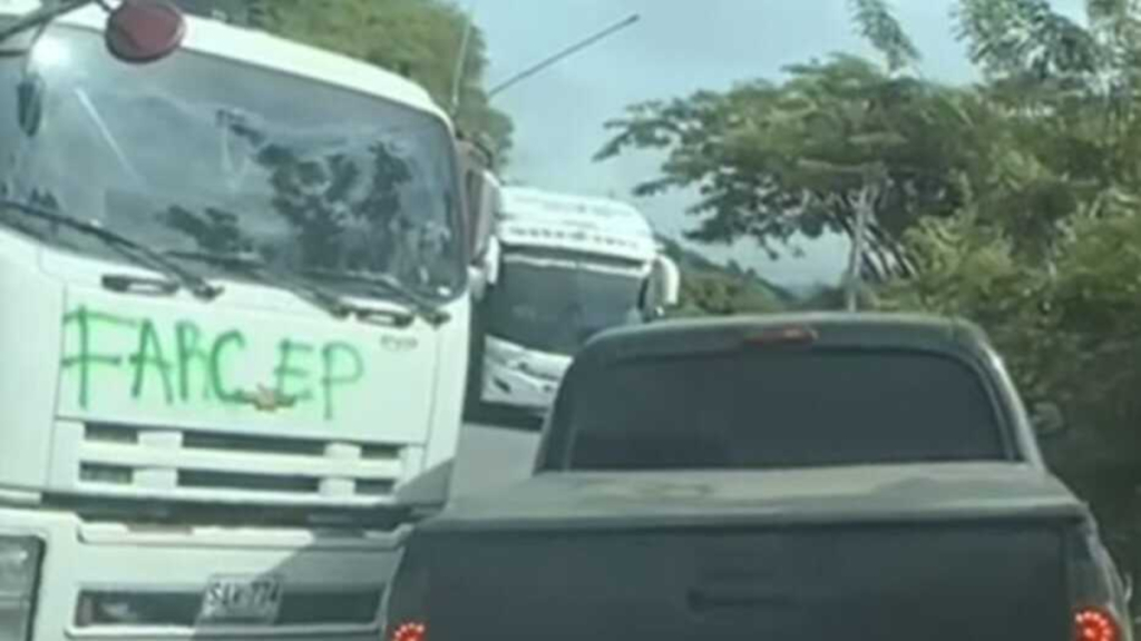 subversivos realizan retén ilegal en la carretera Panamericana, entre Popayán y Pasto; pasajeros de vehículos y camiones de carga, afectados