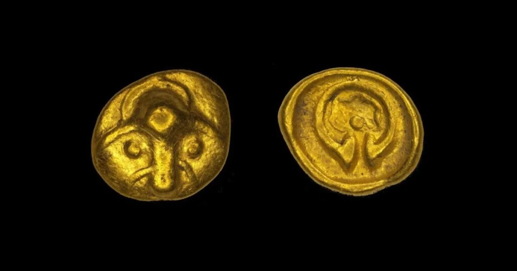 una joya celta de oro “caída del arcoíris” hace 2.200 años