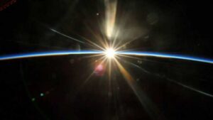 ¿Es constante la velocidad de la luz?