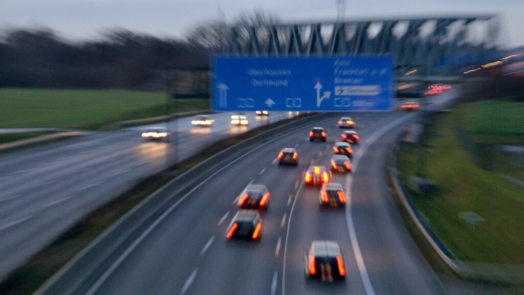 ¿Rápidos y amorosos? Una pareja tuvo sexo en una autopista mientras manejaban a 140 kilómetros por hora