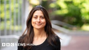 «¿Tú qué hiciste durante el genocidio?»: la provocadora pregunta con que la escritora Arwa Mahdawi reflexiona sobre la ofensiva de Israel en Gaza