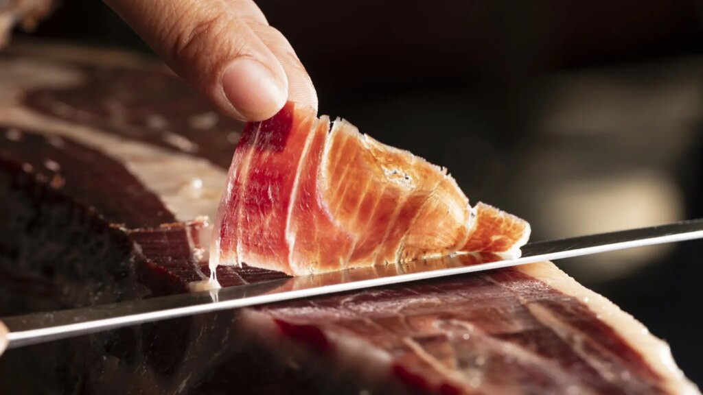 ¿Con la pezuña hacia arriba o hacia abajo? La forma correcta de abrir una paleta de jamón, según Víctor Sanchego