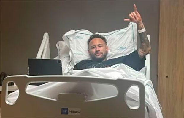 Neymar se somete con éxito a una artroscopia para corregir una lesión en el menisco