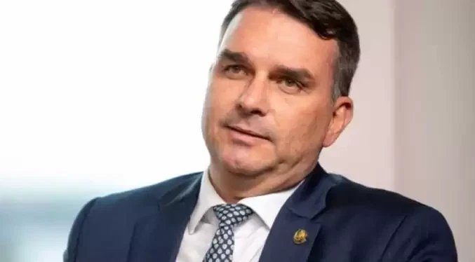 Bolsonaro reafirma a su hijo como candidato presidencial en 2026
