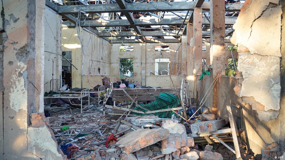 33 muertos en bombardeo del Ejército birmano a un hospital – DW – 11/12/2025