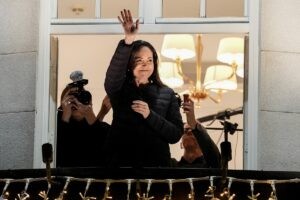 A María Corina Machado le cantaron el himno nacional al salir al balcón a saludar a los venezolanos que la esperaban