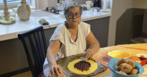 Abuela le mete treinta pasas a la hallaca de nieto que no la llama nunca – El Chigüire Bipolar