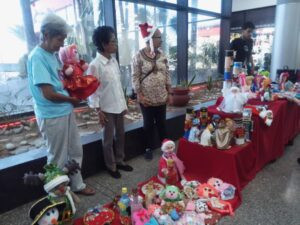 Abuelas exponen sus trabajos - Diario La Verdad de Vargas