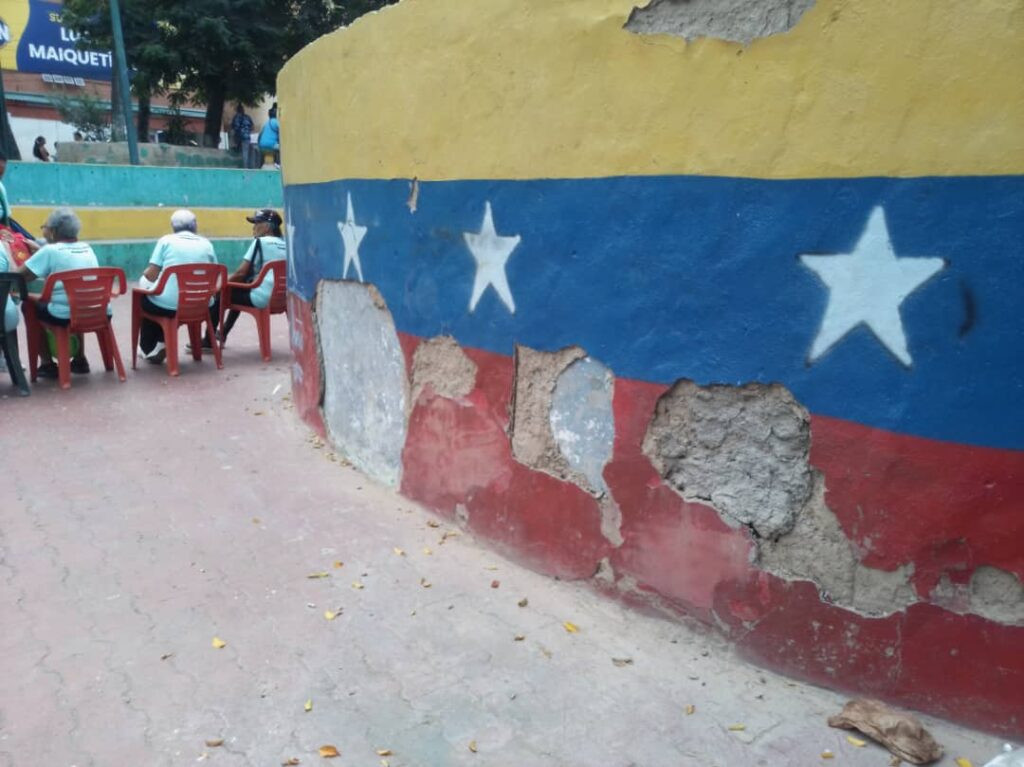 Adultos Dinámicos: Rescaten plaza Los Maestros