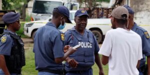 Al menos 11 muertos, tres de ellos menores, en un tiroteo en un bar de Sudáfrica