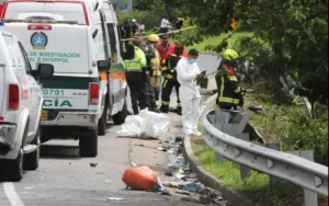 Al menos 12 fallecidos y 20 heridos tras volcarse un autobús