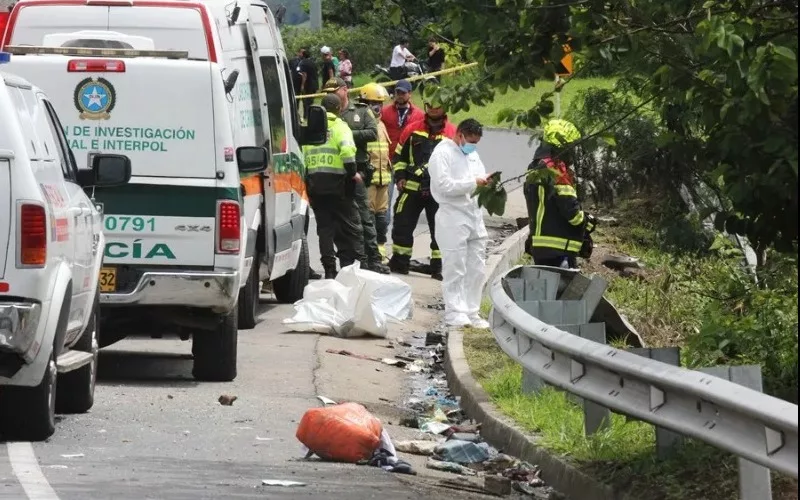 Al menos 12 fallecidos y 20 heridos tras volcarse un autobús