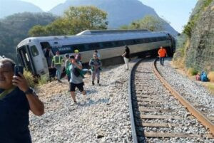 Al menos 13 muertos y 98 heridos tras descarrilamiento del tren Interoceánico en México – AlbertoNews