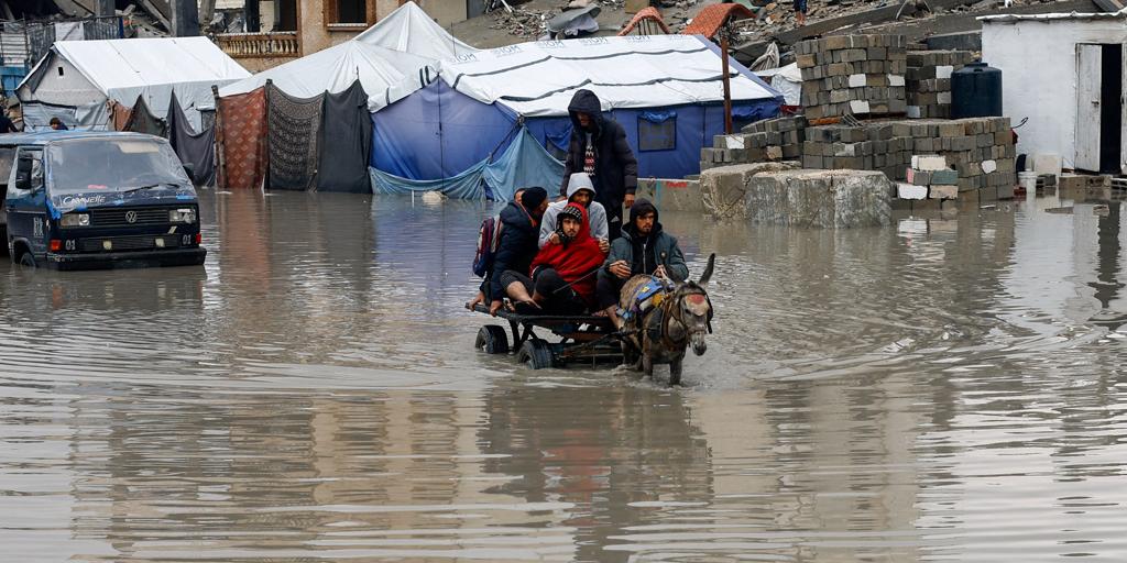 Al menos trece muertos por el frío y las lluvias causadas por una tormenta polar en Gaza