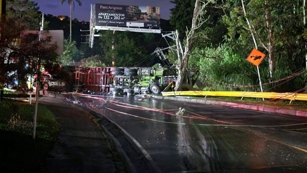 Alertan riesgo ambiental en Medellín por volcamiento de un tractocamión que llevaba detergente líquido, el cual contaminó la quebrada La Aguacatala