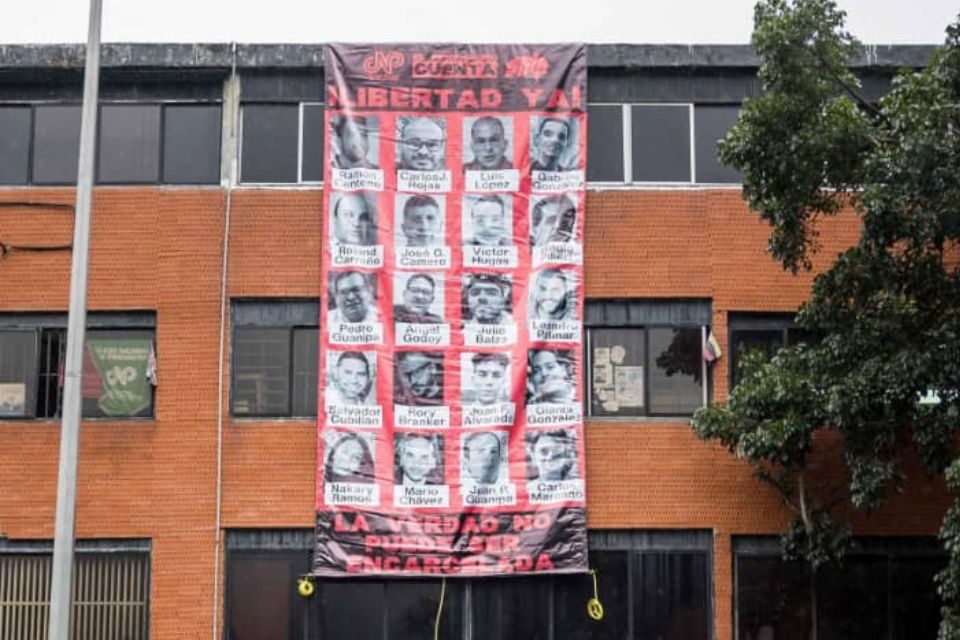 Pancarta periodistas vandalismo comunicadores presos