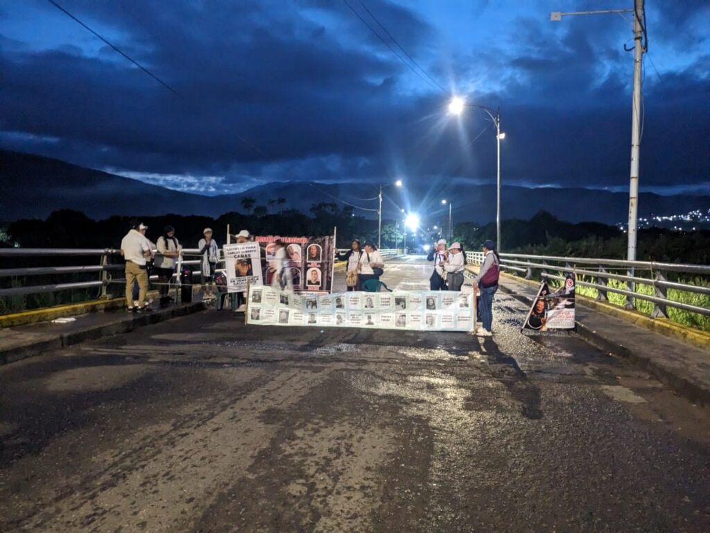 Amanece cerrado el puente Simón Bolívar por protesta – Diario La Nación