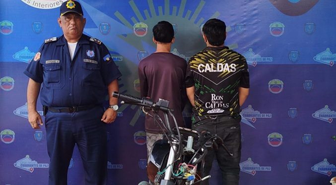 Aprehenden a dos jóvenes por realizar 'piruetas' en una moto