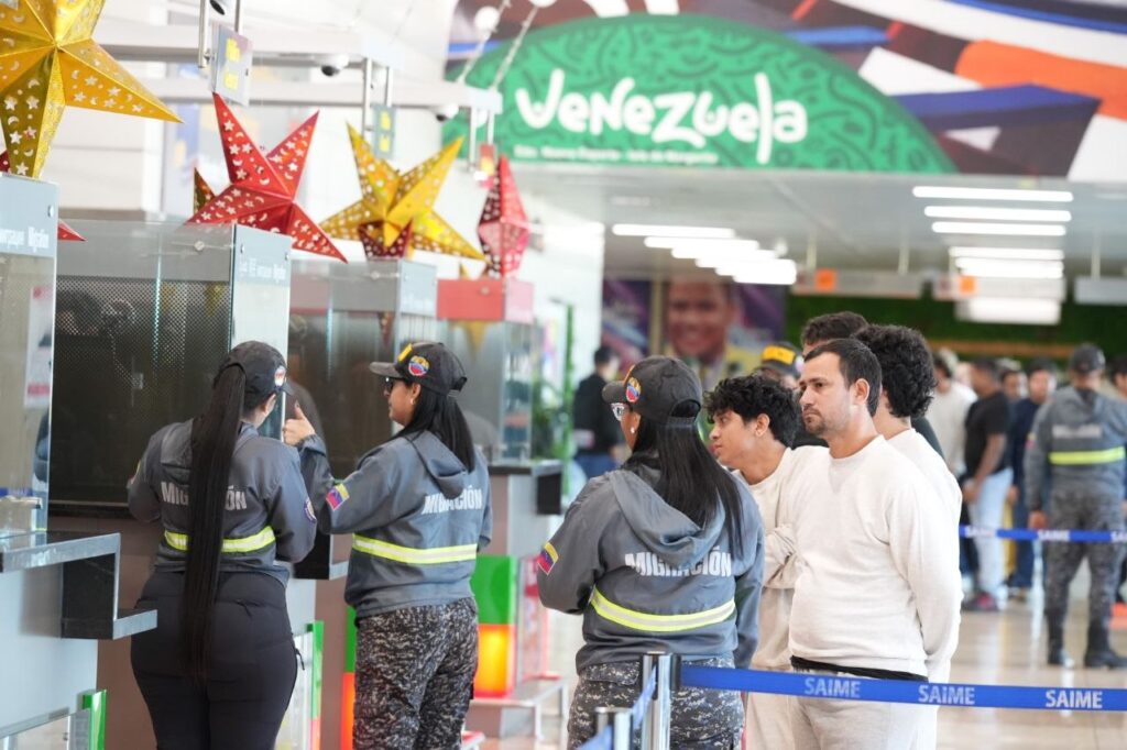 Arriban 218 migrantes en vuelo proveniente de EEUU