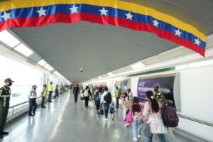 Arriban 259 migrantes desde México
