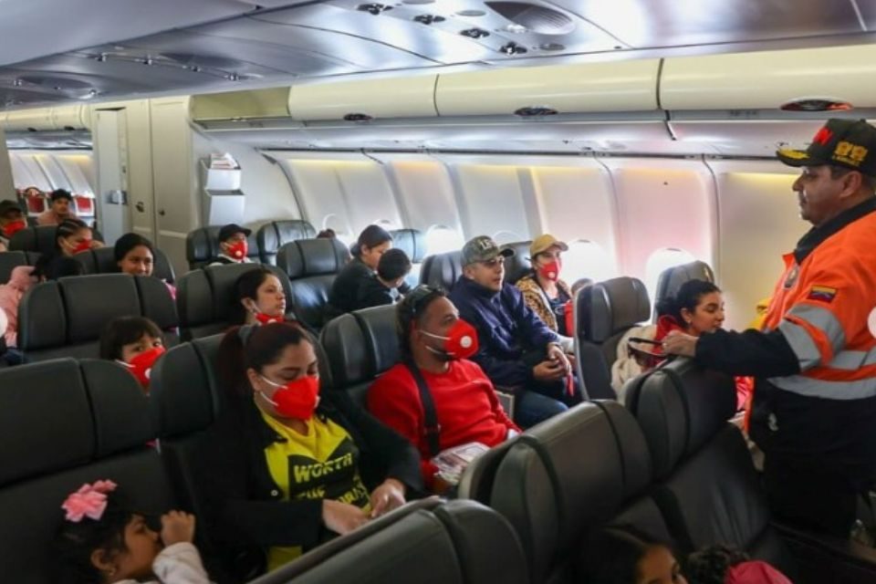 Arriban 259 migrantes venezolanos desde México, entre ellos 51 niños y 53 niñas