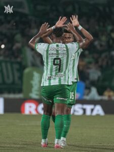 Atlético Nacional revive en los cuadrangulares tras vencer 2–1 al Medellín en el clásico antioqueño