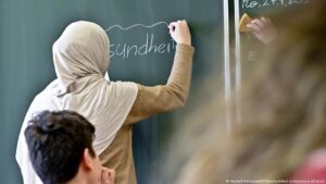 Austria prohíbe velo en escuelas para niñas menores de 14 – DW – 11/12/2025