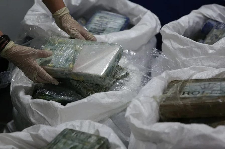 Autoridades panameñas incautan 240 paquetes de presunta droga y detienen a siete personas - AlbertoNews