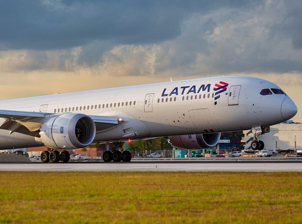 Aerolínea Latam reanuda operaciones en Venezuela con vuelos diarios entre Caracas y Lima