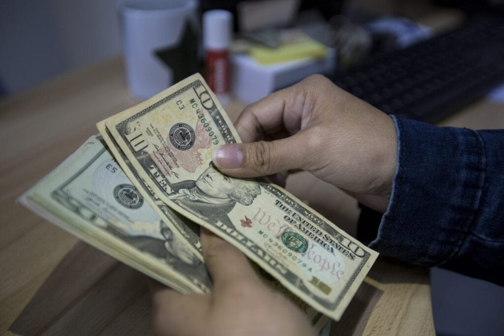 BCV sitúa el valor del dólar oficial en 291,35 y el euro en 317,90 bolívares respectivamente - AlbertoNews