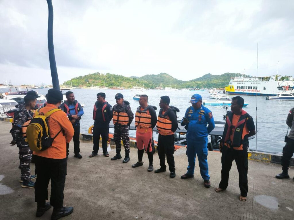 YAKARTA (INDONESIA), 27/12/2025.- Equipos de rescate de Indonesia buscan este sábado a cuatro españoles, dos adultos y dos niños, que desaparecieron el viernes tras el naufragio de una embarcación cerca de la isla de Padar, al este de la turística Bali. El servicio de emergencia indonesio SAR ha explicado en un comunicado que los desaparecidos (una pareja y sus dos hijos) son procedentes de España, igual que otras dos personas que ya fueron rescatadas junto a cuatro tripulantes y un guía turístico. EFE/SERVICIO DE EMERGENCIA DE INDONESIA (SAR) -SOLO USO EDITORIAL/SOLO DISPONIBLE PARA ILUSTRAR LA NOTICIA QUE ACOMPAÑA (CRÉDITO OBLIGATORIO)-. -SOLO USO EDITORIAL/SOLO DISPONIBLE PARA ILUSTRAR LA NOTICIA QUE ACOMPAÑA (CRÉDITO OBLIGATORIO)-