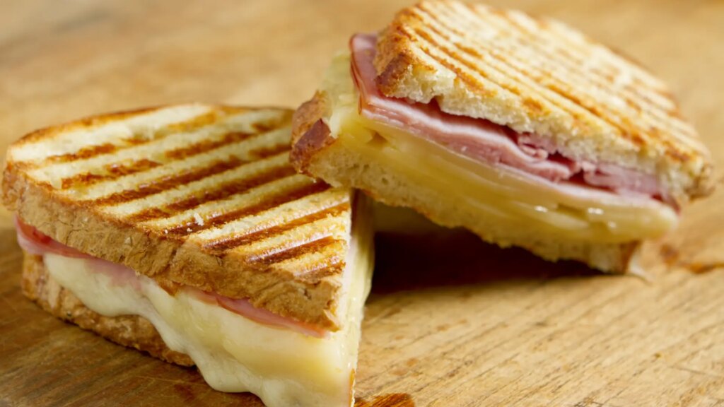Bikini de jamón y queso con salsa de trufa, una receta gourmet, barata y rápida de hacer en casa