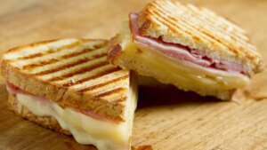 Bikini de jamón y queso con salsa de trufa, una receta gourmet, barata y rápida de hacer en casa
