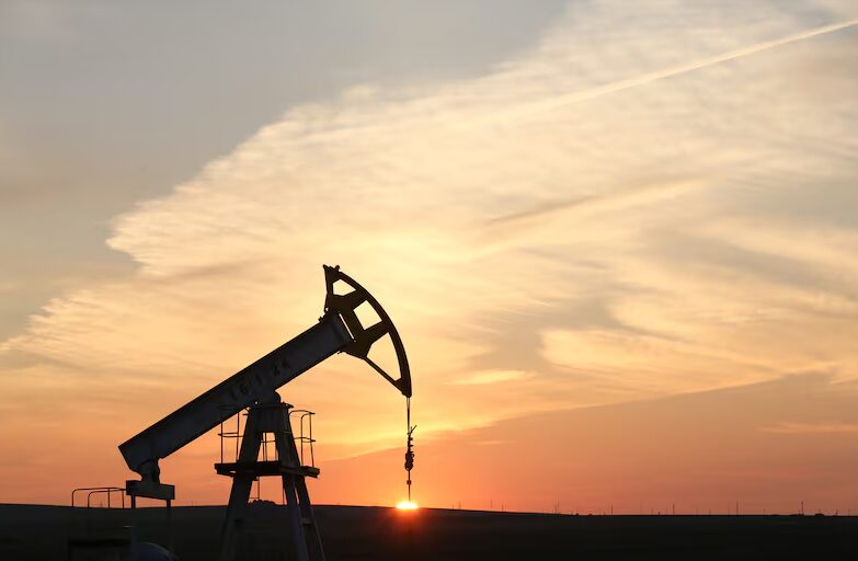 Bloomberg | El petróleo sube tras la orden de Trump de bloquear petroleros en Venezuela - AlbertoNews