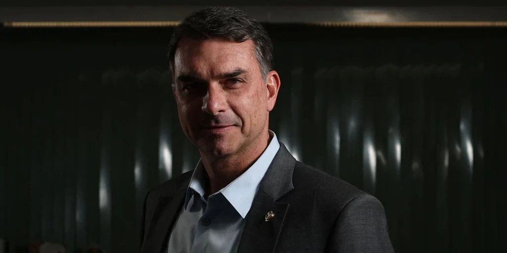 Bolsonaro confirma la candidatura presidencial de su hijo antes de su octava cirugía