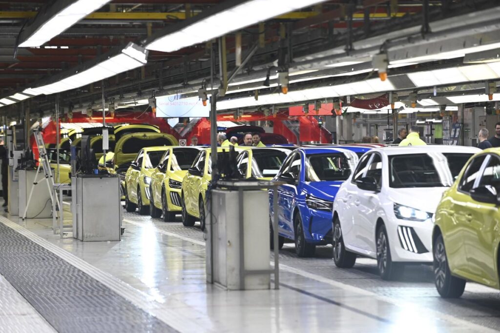 Bruselas propone permitir una producción "limitada" de coches de combustión más allá de 2035