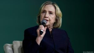 Bukele le responde a Clinton sobre «brutalidad» en el Cecot – DW – 24/12/2025