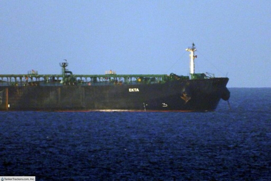 Buques estancados tendrían $900 millones en crudo, según TankerTracker