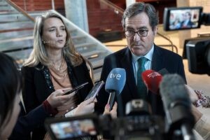 CEOE propone una subida del SMI del 1,5% para 2026, hasta 1.202 euros al mes, con tributación en el IRPF | europapress.es